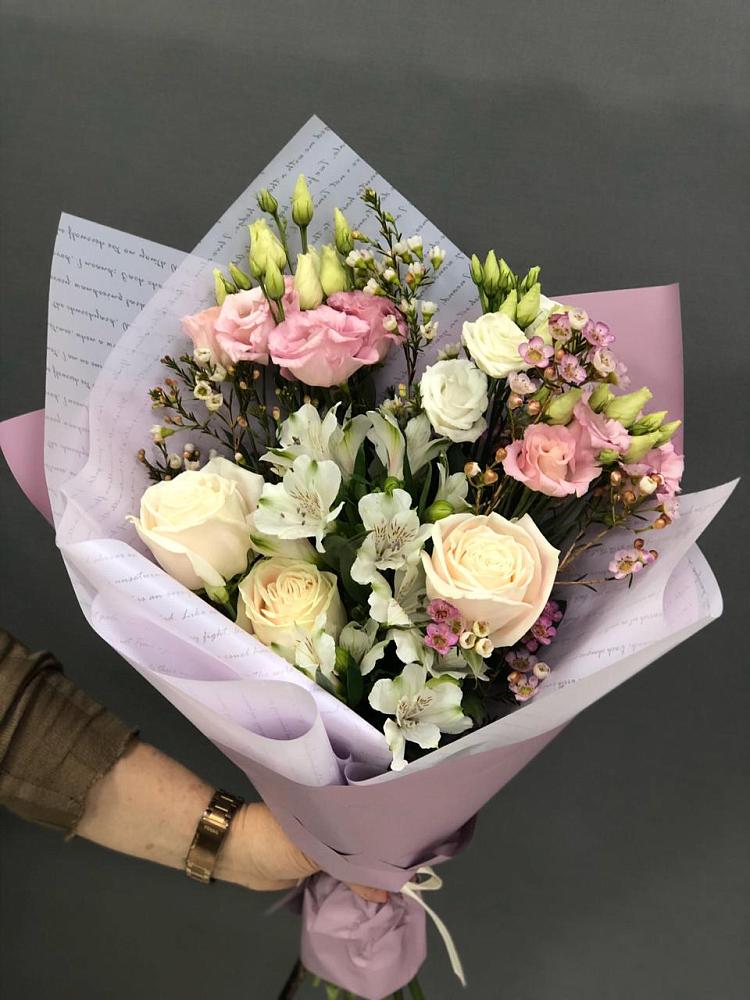 Букет цветов из: Альстромерии, Розы и Лизиантусы в Немчиновке