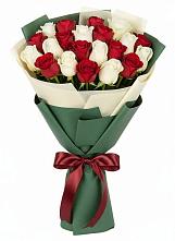 Букет Микс из красных и белых роз в Немчиновке