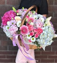 Цветочная композиция из Розы, Хризантемы, Пионы и Лизиантусы в корзине в Немчиновке