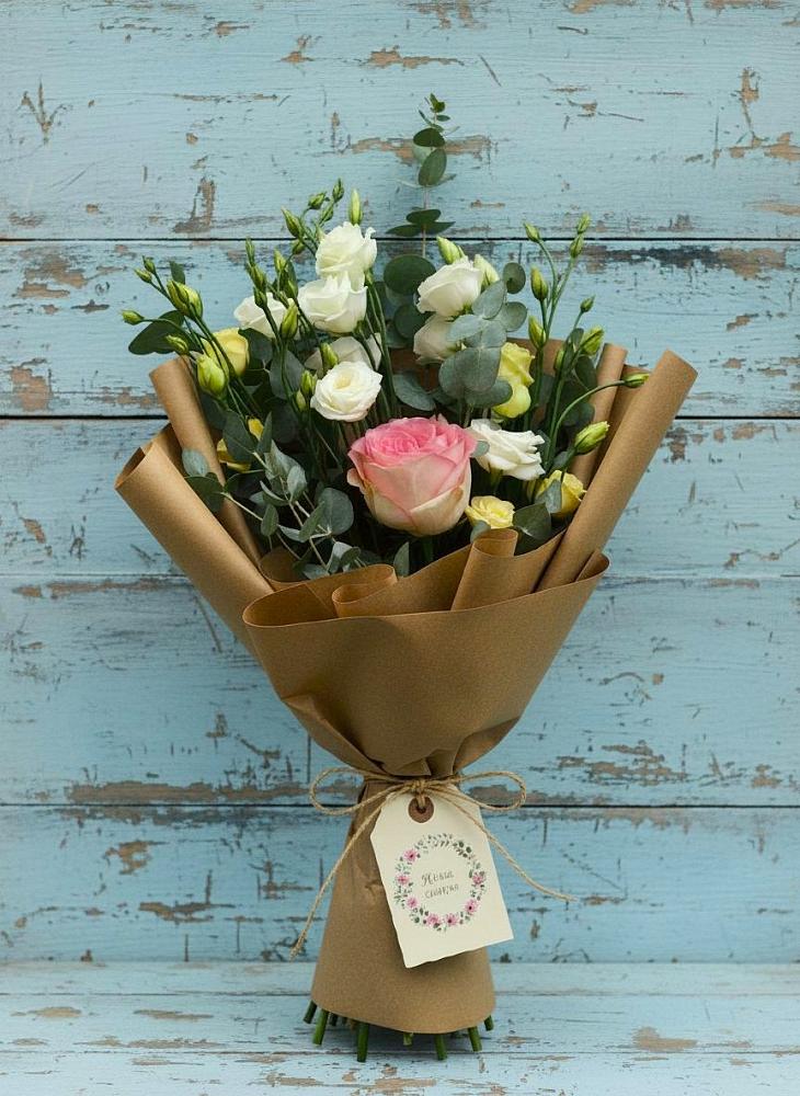 Букет цветов из: Розы и Лизиантусы в Немчиновке