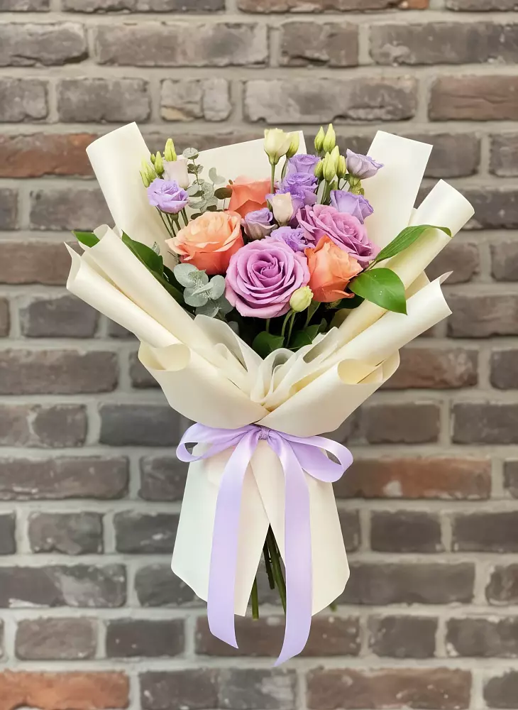 Букет цветов из: Лизиантусы и Розы в Немчиновке