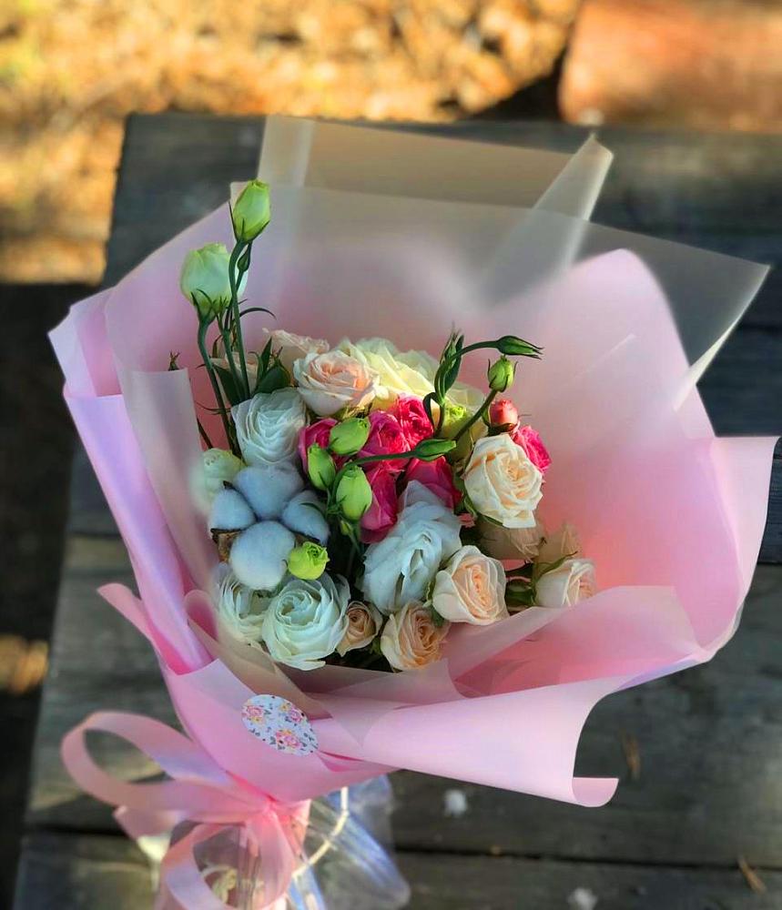 Букет цветов из: Розы и Лизиантусы в Немчиновке