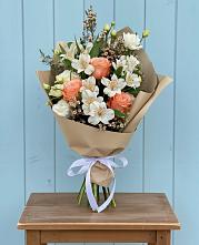 Букет цветов из:  Альстромерии, Лизиантусы, Розы и Хризантемы в Немчиновке