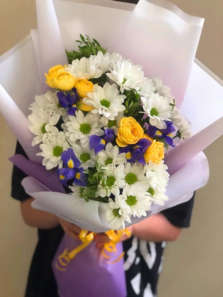 Букет цветов из: Ирисы, Хризантемы и Розы в Немчиновке