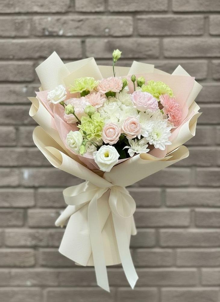 Букет цветов из: Гвоздики, Розы, Лизиантусы и Хризантемы в Немчиновке