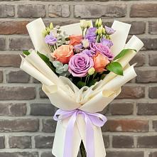 Букет цветов из:  Лизиантусы и Розы в Немчиновке