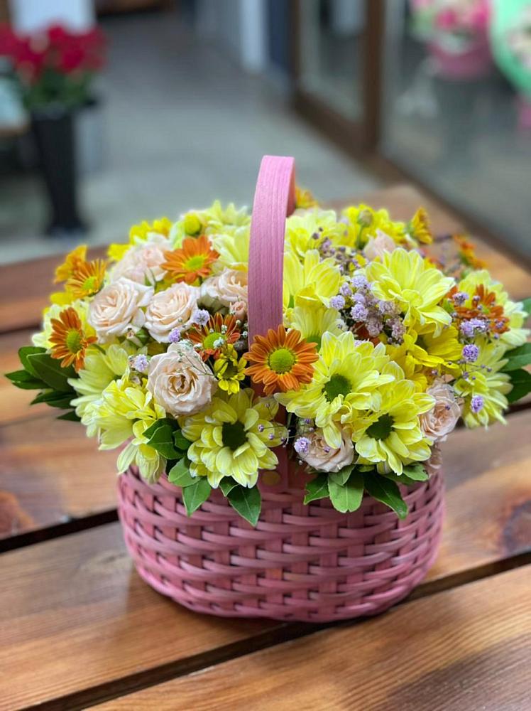Цветочная композиция из Хризантемы и Розы в корзине в Немчиновке