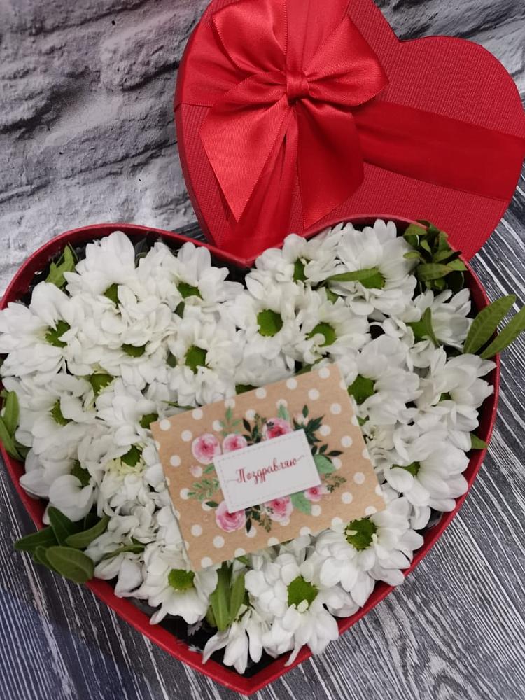 Цветочная композиция из Хризантемы в виде сердца в Немчиновке
