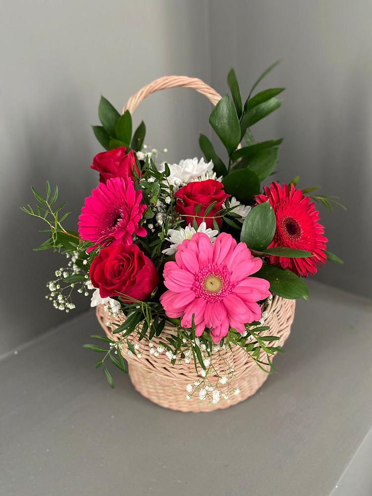 Цветочная композиция из Розы, Хризантемы и Герберы в корзине в Немчиновке