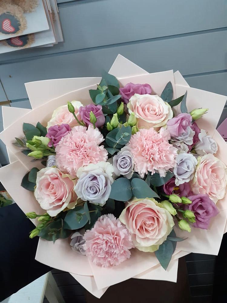 Букет цветов из: Розы, Гвоздики и Лизиантусы в Немчиновке