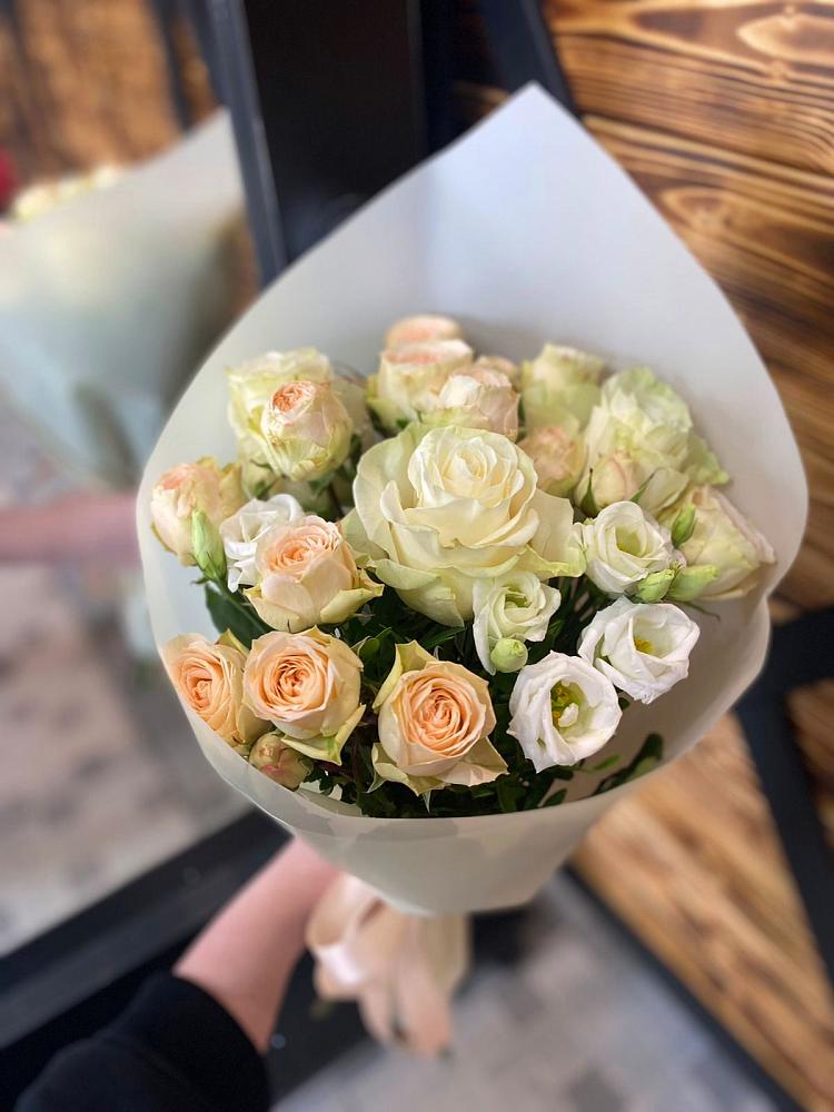 Букет цветов из: Розы и Лизиантусы в Немчиновке